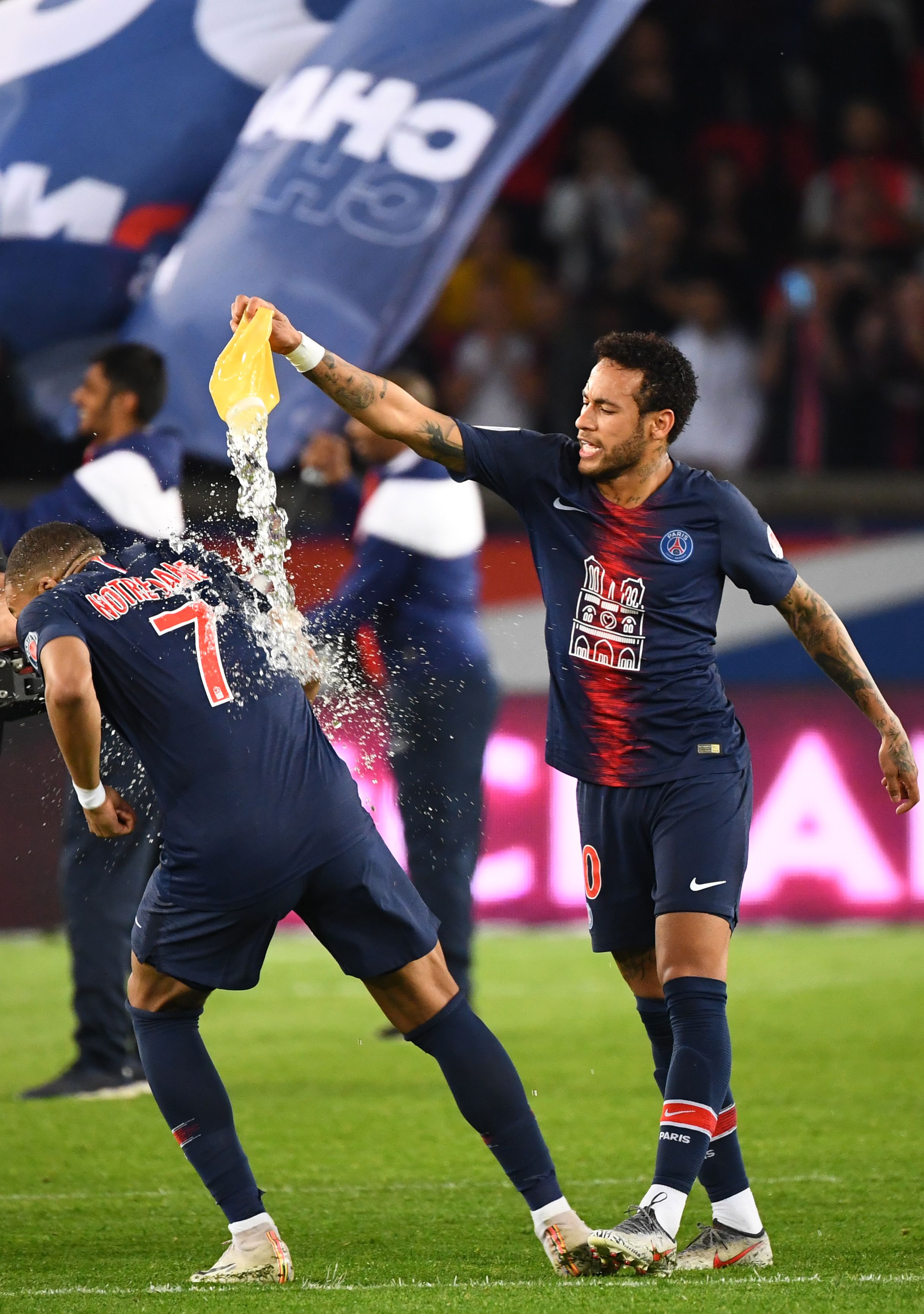 且双脚踏在 且双脚踏在